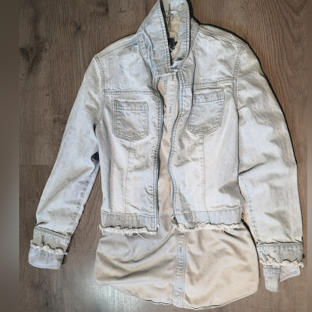 80s Vintage Long Sleeved Bleach Wash Zip Front Raw Edge Denim Jean Jacket
